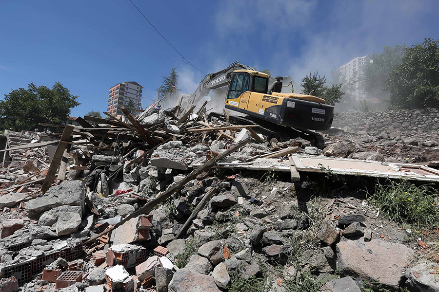 Yenimahalle’de Metruk Yapılar yıkılıyor