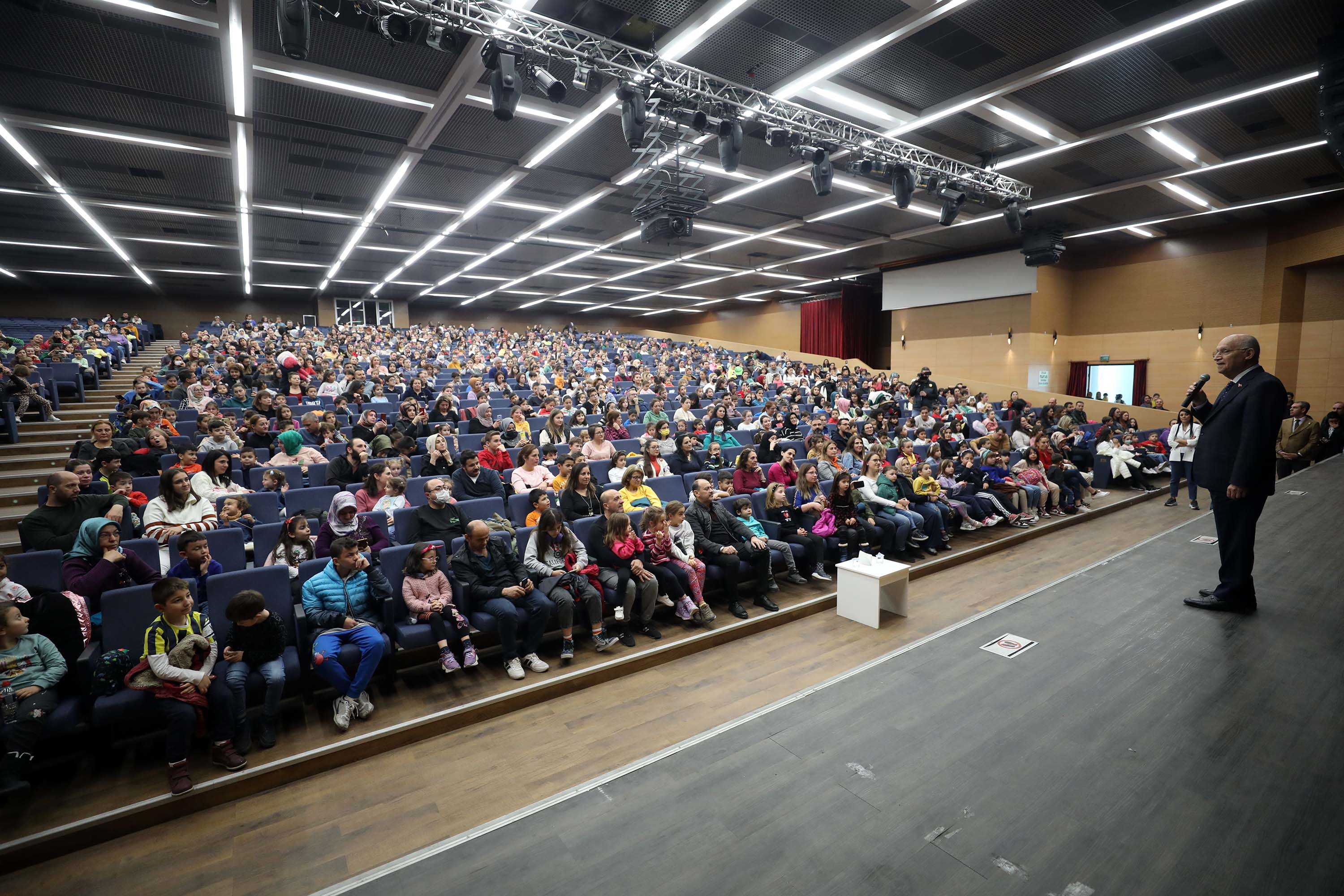 Yenimahalle’de 6 Bin Minik Tiyatro İzledi 